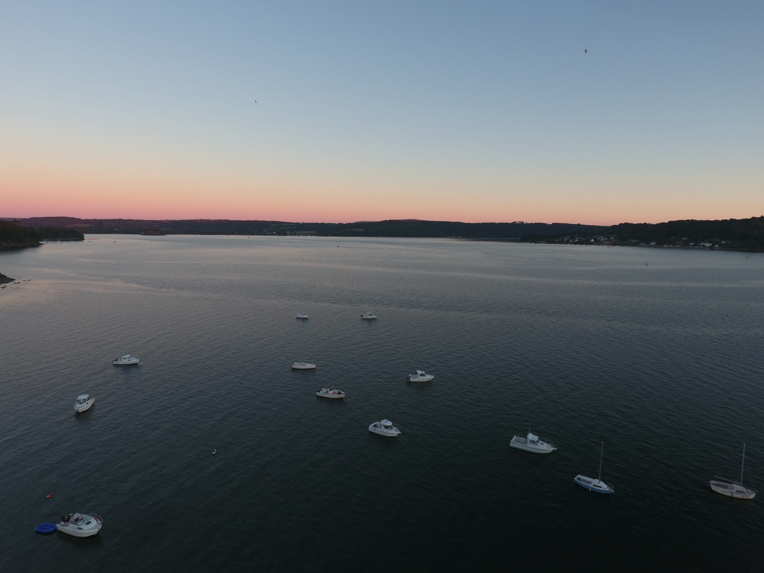 Bateaux au mouillage au crépuscule