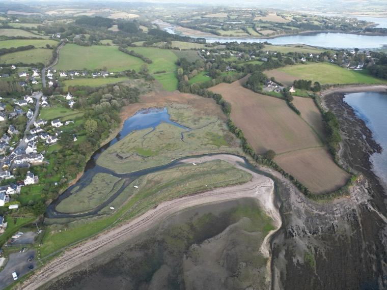 Vue aérienne large du plan d’eau