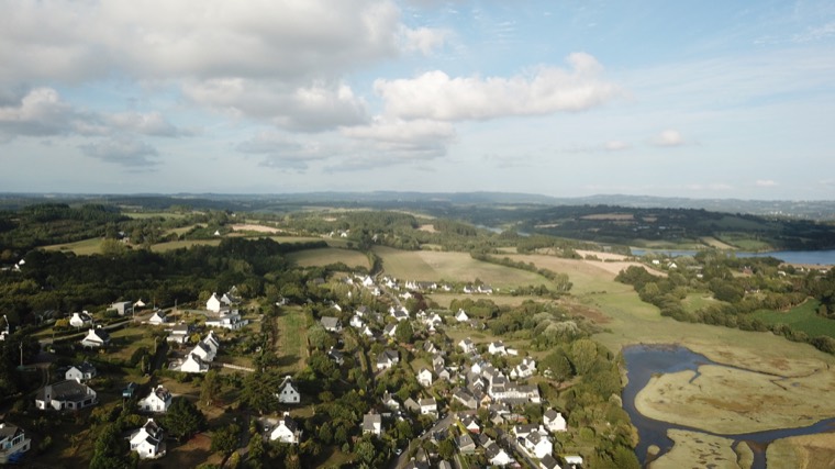 Le bourg de L'Hôpital-Camfrout et la campagne alentour