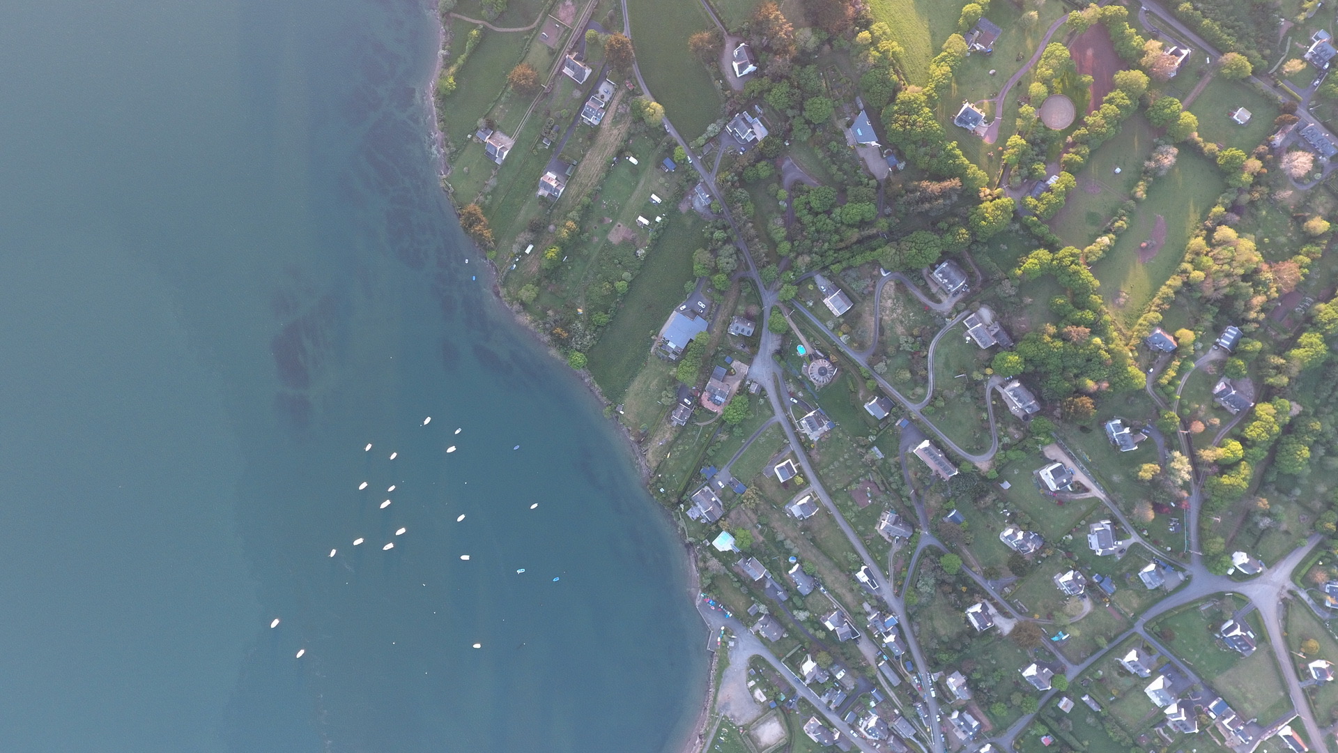 Vue verticale au drone de la zone de mouillage de Troaon : bateaux sur corps-morts le long de la grève